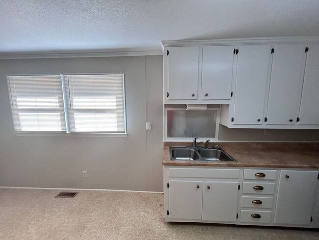 Building Photo - 3 Bedrooms off Mt. Gallant!!