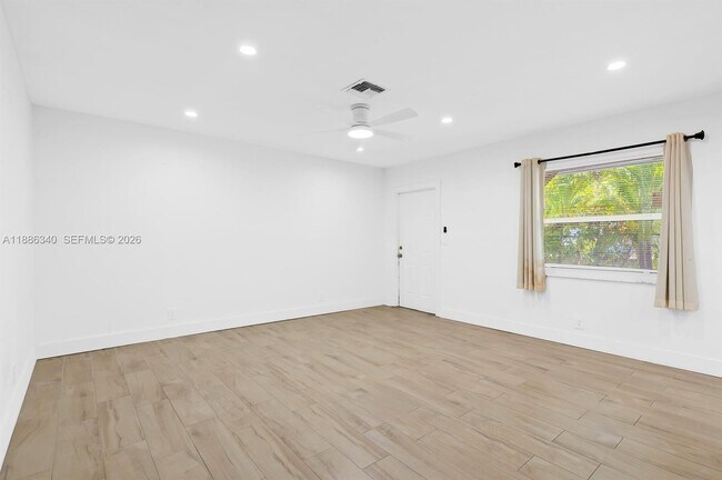 Building Photo - 1109 NE 6th Ave