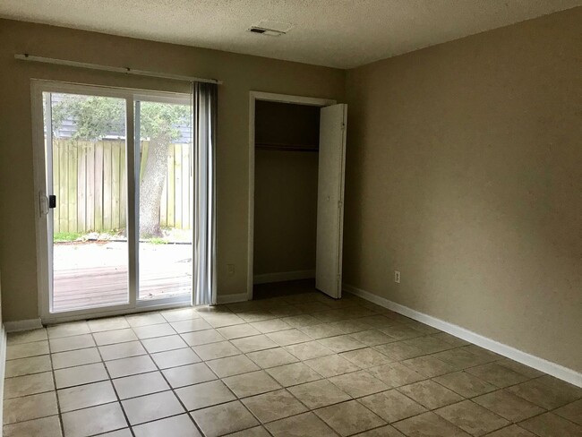 Building Photo - Cozy 2 Bedroom/2 Bath Condo - Super close ...