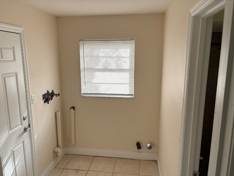Building Photo - 240 W Gardenia Dr