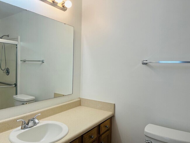 Building Photo - Wow! Check out this charming 3 bedroom 2 b...