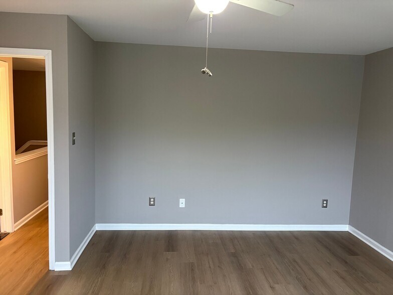 Building Photo - 2403 Doral Dr