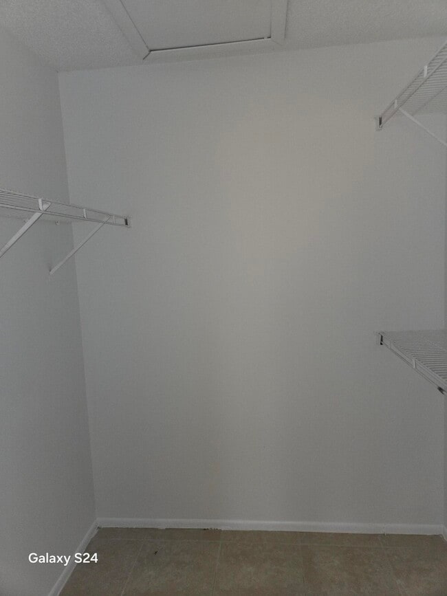 Building Photo - 1141 Lake Victoria Dr