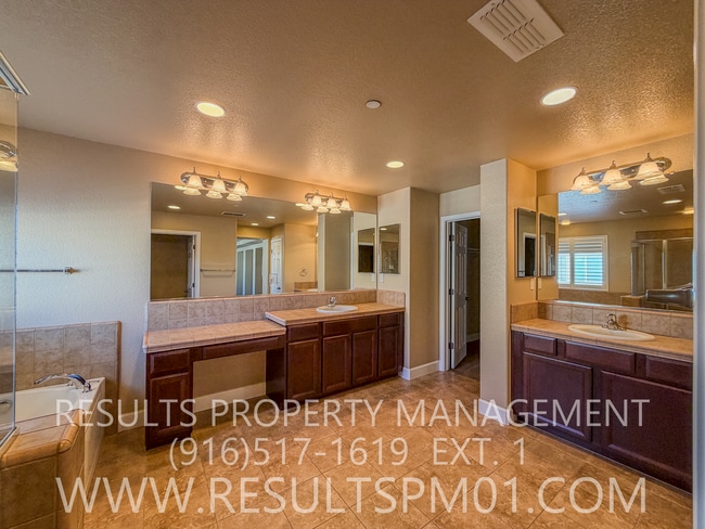 Building Photo - Elegance and spacious Mini Mansion