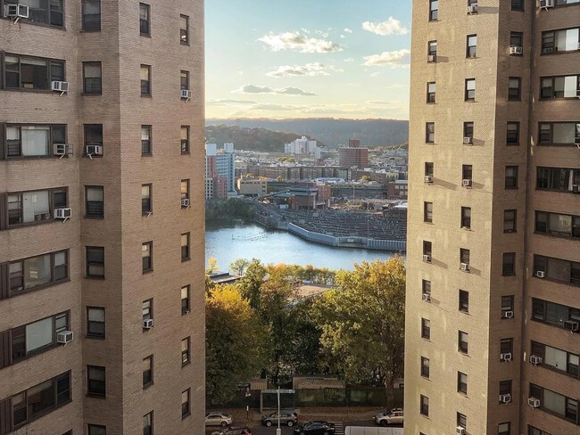 Building Photo - 9 Fordham Hill Oval