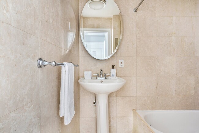 Building Photo - 234 W 73rd St