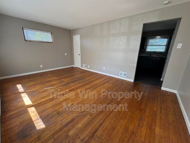 Building Photo - 8629 Elwyn Dr
