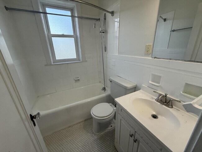 Building Photo - Large 1 Bed unit close to parks, great architecture and very walkable