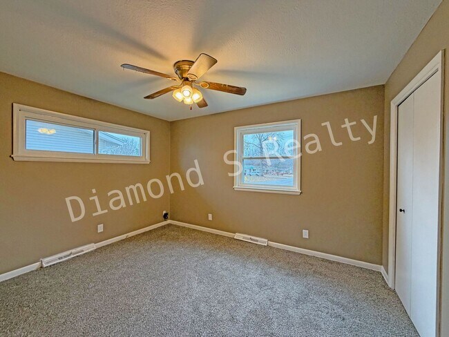 Building Photo - 3 Bedroom Home Close to Sunshine and 65!