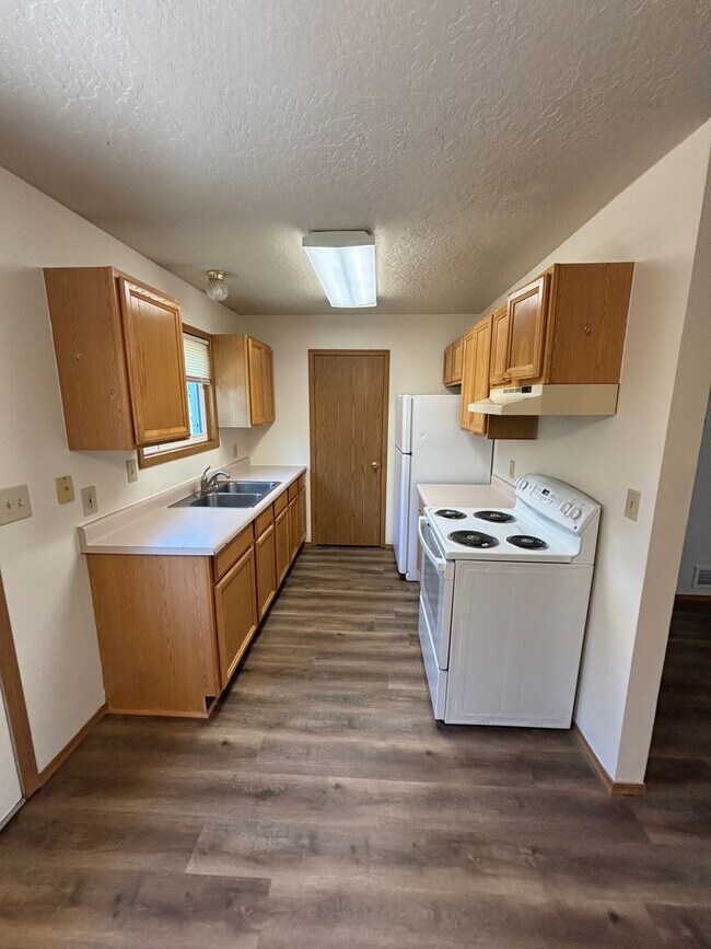 Building Photo - 727 Hendrickson Dr