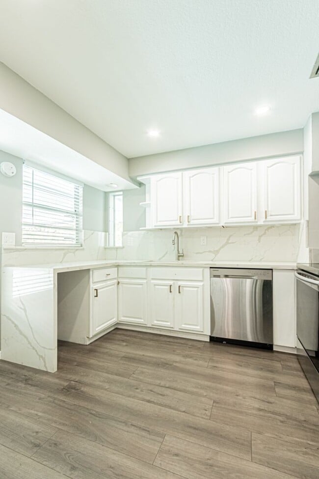 Building Photo - Pet-Friendly Home with Private Pool in Des...