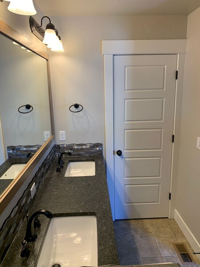 Building Photo - Move-In Special! $100 off first month's rent! Beautiful 3 bed 2 bath home in the Eaglefield Villa...