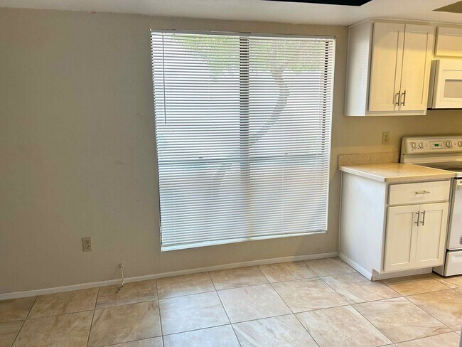 Building Photo - GORGEOUS REMODEL! 2 BED 2 BATH IN POINTS WEST!