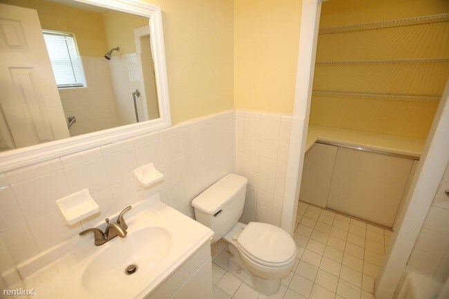 Building Photo - 2 br, 1 bath House - 114 S C Street