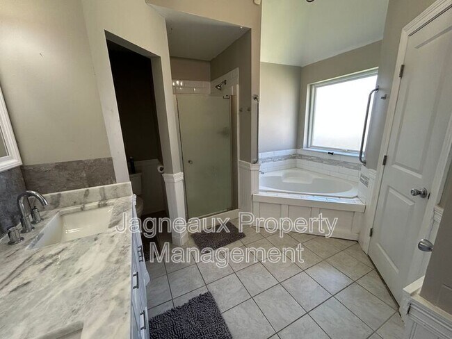 Building Photo - 416 Rue Canard