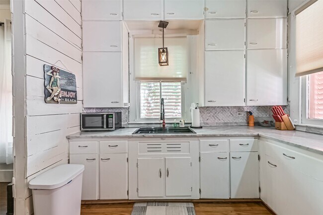 Primary Photo - 3330 Ave Q 1/2