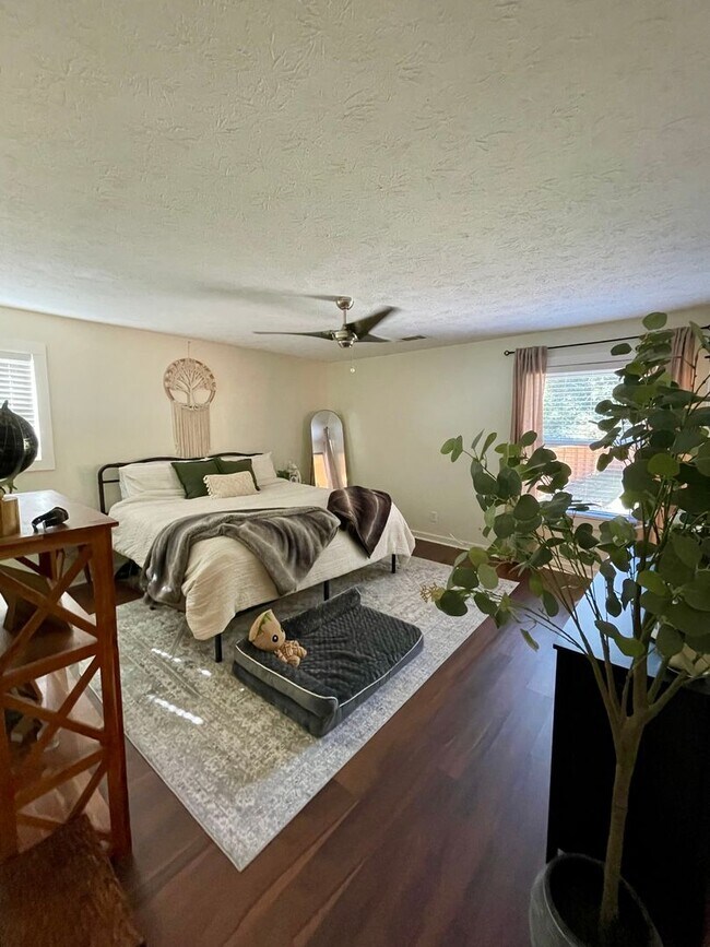 Building Photo - Beautiful newly renovated 3 bedroom 2 bath...