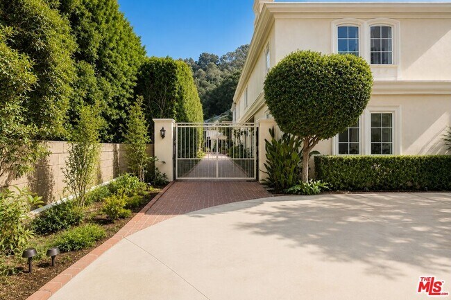Building Photo - 1174 Coldwater Canyon Dr