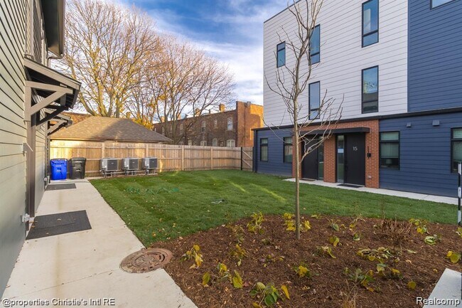 Building Photo - 1642 Bagley St