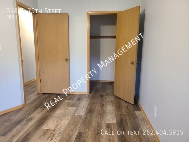 Building Photo - 318 S 79th St