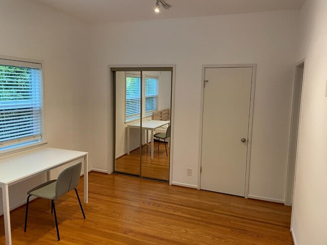 Building Photo - 955 Hyperion Ave