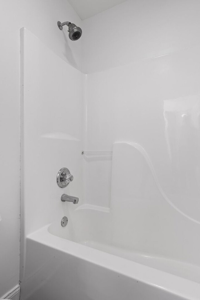 Building Photo - 3-bedroom 2-bathroom townhome now availabl...