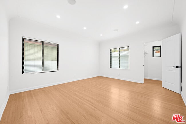 Building Photo - 260 S La Peer Dr