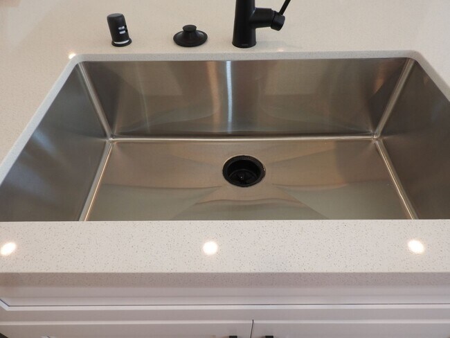 Building Photo - Beautiful Smart Home in Granite Bay  With Solar!!