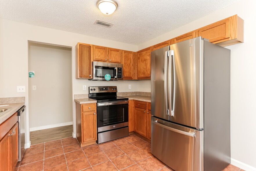 Building Photo - 7910 Cherry Blossom Dr S