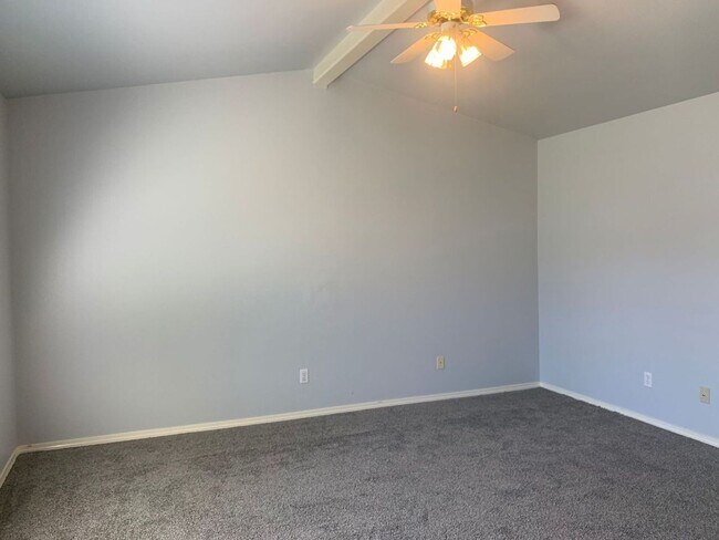 Building Photo - This beautifully updated three-bedroom, tw...