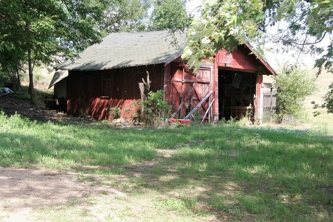 Building Photo - Acreage in Rural Burbank