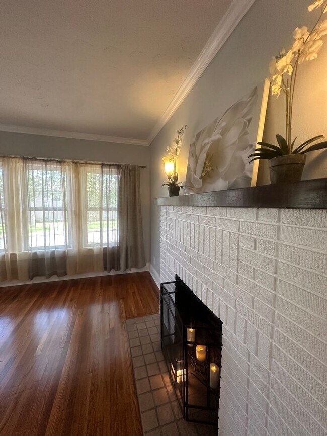 Building Photo - 3 bedroom 2 bath beautiful home with tons of character!