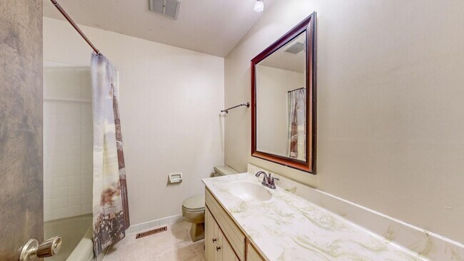 Building Photo - Spacious and Character-filled 5 BR 3 Bath ...