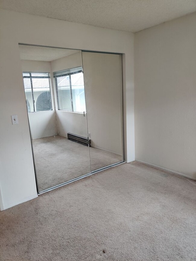 Building Photo - Great Lake Sammamish condo