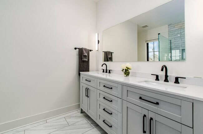 Building Photo - 1140 Hamlet St