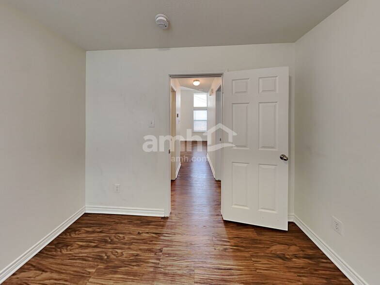 Building Photo - 9024 Eastwood Ave