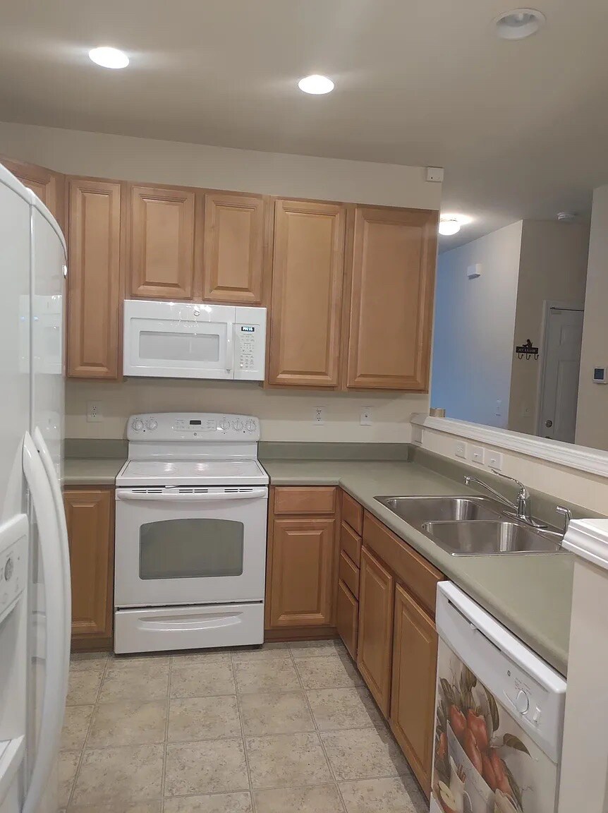 Building Photo - Room in Townhome on Singleleaf Lane