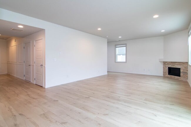 Building Photo - ***Coming Soon June 1st, 2026***Modern 4 bed 2.5 bath near the Fairways Golf Course, Amazon and F...