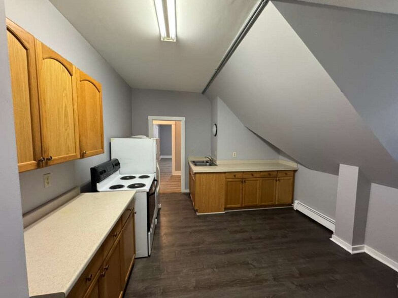 Building Photo - 166-168-168 W Main St