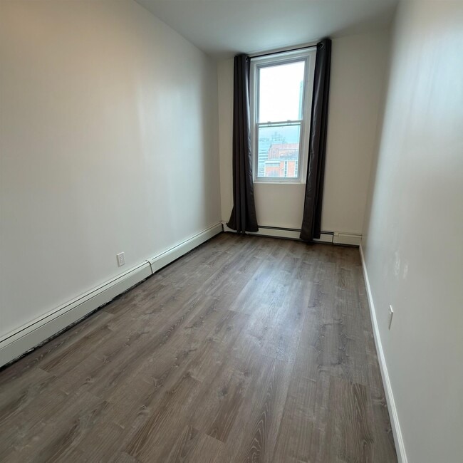 Building Photo - 737 Montgomery St