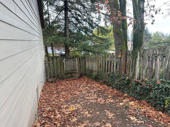 Building Photo - Remodeled 3 Bedroom SW Portland Home!