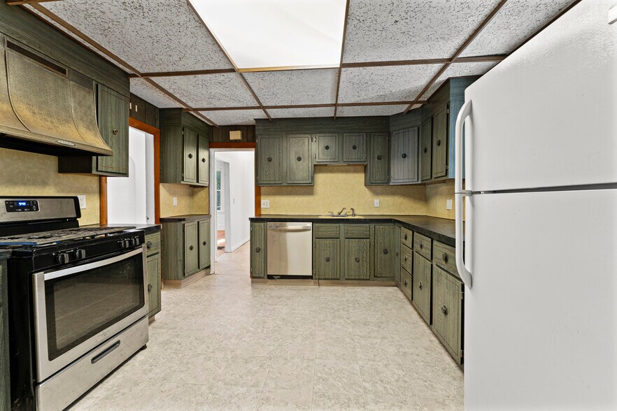 kitchen - 31 Cameron Ave
