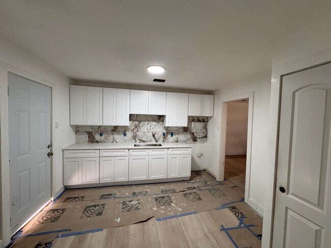 Building Photo - BEAUTIFUL HOME IN ANGLETON. MOVE IN READY!.