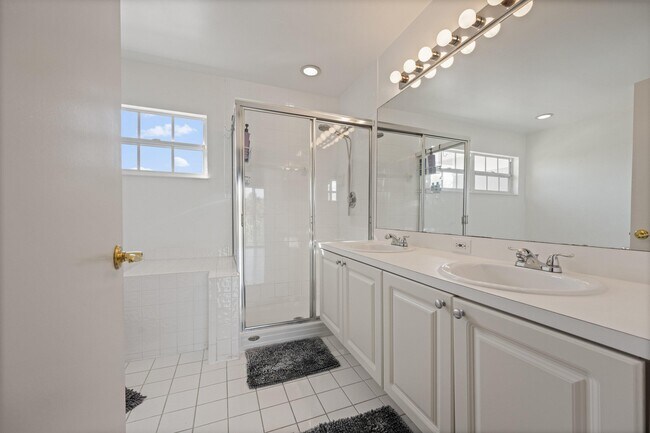 Building Photo - 1628 S Club Dr