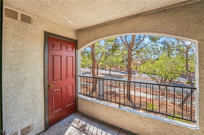Building Photo - 950 Seven Hills Dr
