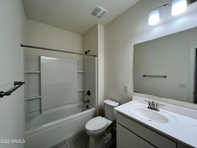 Building Photo - 729 E Diamond Dr