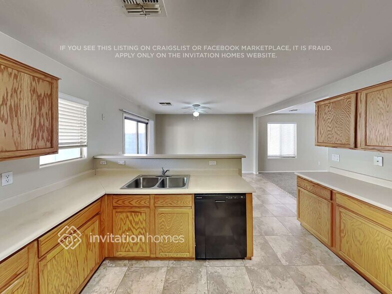 Building Photo - 2420 E Meadow Mist Ln