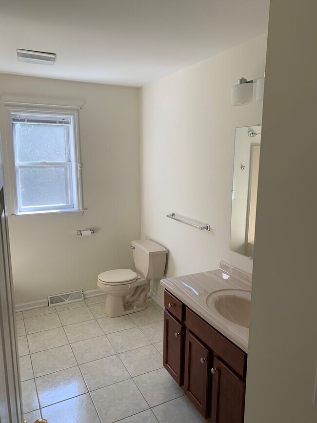 Building Photo - Beautiful Single Family For Rent NOW! Must...
