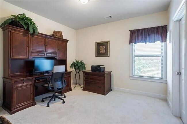Building Photo - 1440 Dahlia Dr