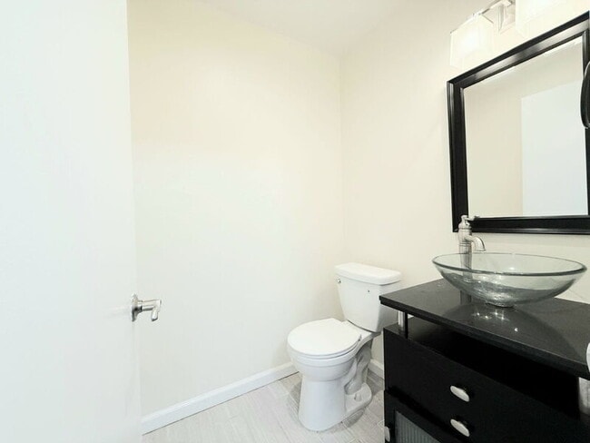 Building Photo - 809 E Acacia Ave